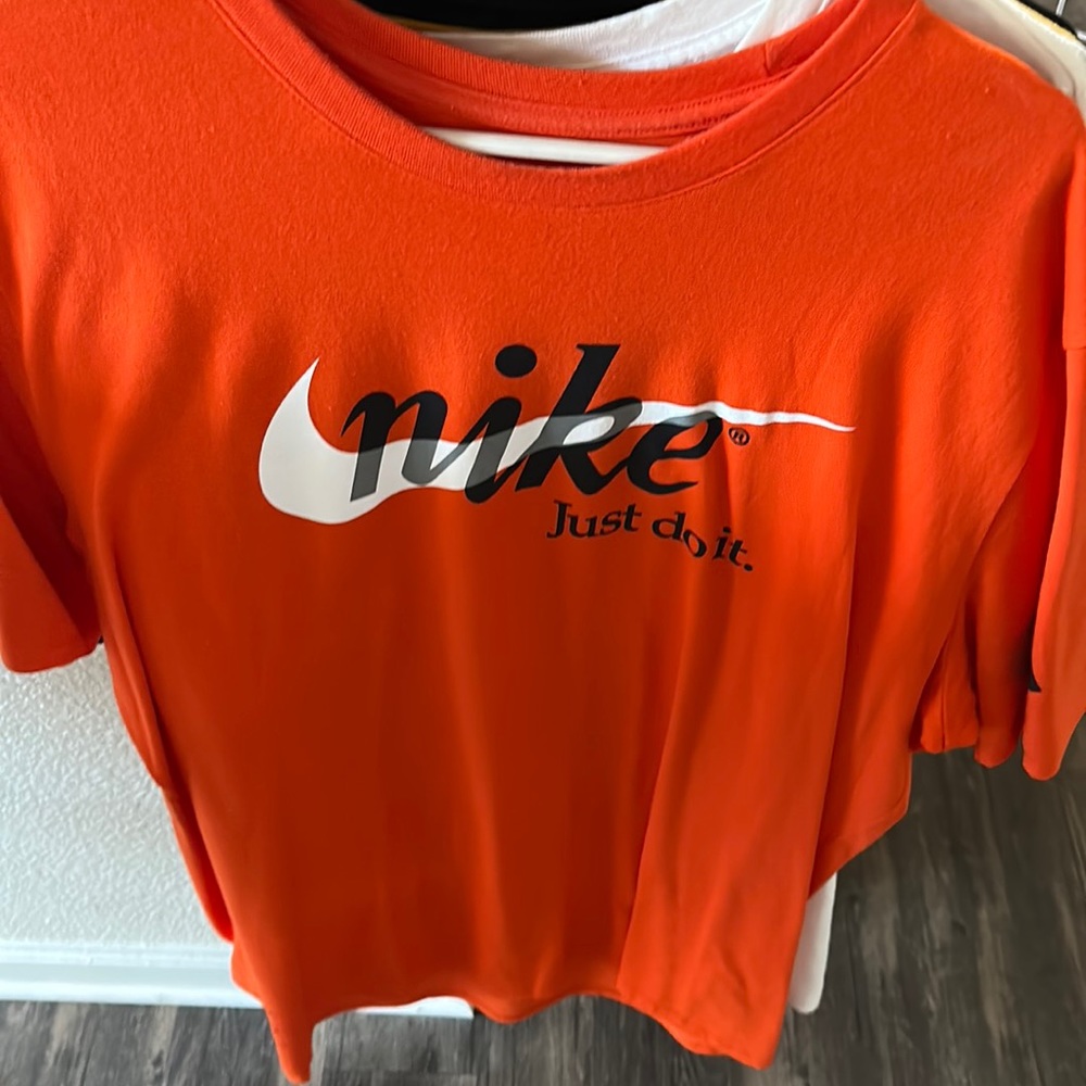 New Nike tee - never wore - just in the closet hangin
